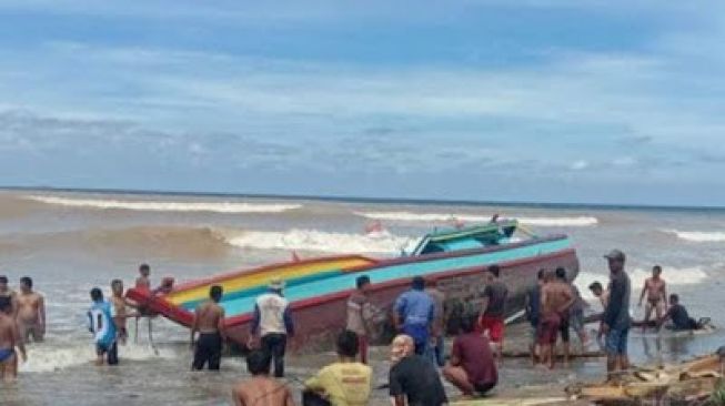 Pintu Muara Kambang Makan Korban, Kapal Tonda Terbalik Diterjang Ombak