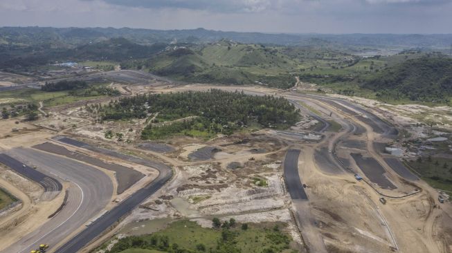 Foto udara pembangunan lintasan sirkuit proyek Mandalika International Street Circuit di Kawasan Ekonomi Khusus (KEK) Mandalika, Pujut, Praya, Lombok Tengah, Nusa Tenggara Barat, Kamis (4/3/2021).  ANTARA FOTO/Aprillio Akbar