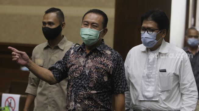 Terdakwa kasus dugaan suap kepada jaksa dan perwira tinggi Polri serta pemufakatan jahat, Djoko Tjandra (tengah) berjalan memasuki ruang sidang untuk mengikuti sidang pembacaan tuntutan di Pengadilan Tipikor, Jakarta, Kamis (4/3/2021). [Suara.com/Angga Budhiyanto]