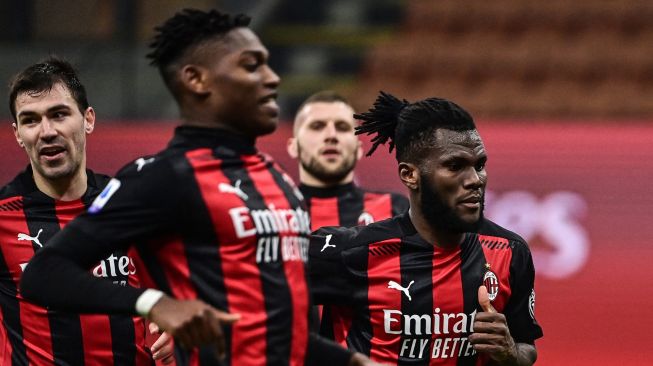 Gelandang Franck Kessie (kanan) melakukan selebrasi setelah mencetak penalti pada menit-menit terakhir selama pertandingan sepak bola Serie A Italia AC Milan melawan  Udinese di Stadion San Siro, Kamis (4/3/2021) dini hari WIB. MIGUEL MEDINA / AFP
