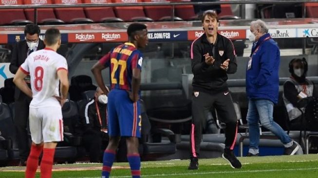 Reaksi pelatih Sevilla Julen Lopetegui ketikan timnya dikalahkan Barcelona 3-0 di leg kedua semifinal Copa del Rey yang berlangsung di Camp Nou, Kamis (4/3/2021). [AFP]