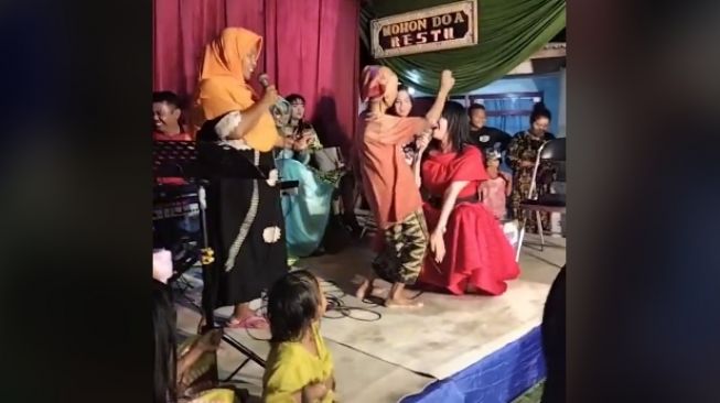 Aksi nenek-nenek mengguncang panggung hajatan (tiktok)