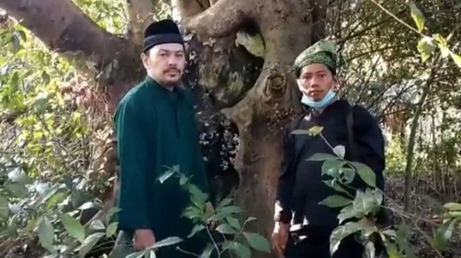 Ahmad Daman, Budayawan Melayu Langkat menunjukan lokasi eksekusi Raja Penyair Pujangga Baru Tengku Amir Hamzah. [Hendra Mulya/Digtara]