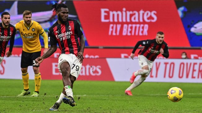 Gelandang AC Milan, Franck Kessie, menembak untuk mencetak penalti pada menit terakhir selama pertandingan sepak bola Serie A Italia AC Milan melawan  Udinese di Stadion San Siro, Kamis (4/3/2021) dini hari WIB.  MIGUEL MEDINA / AFP
