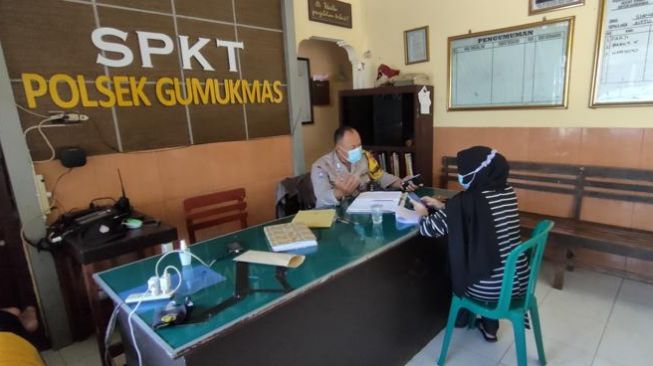 Rebutan Genset, Wanita Muda Jember Ini Dipukul Sandal Lalu Ngadu ke Polisi