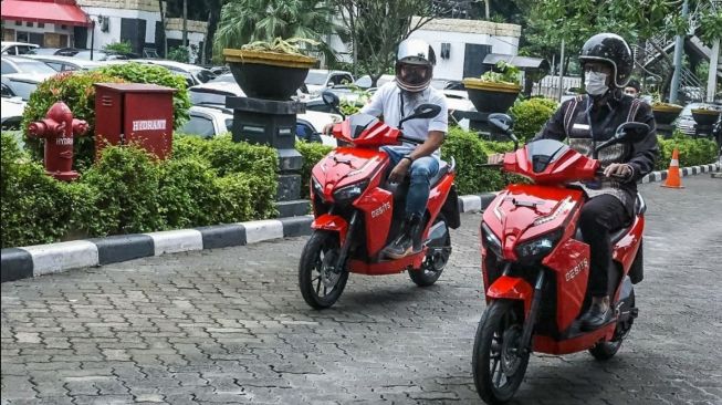 Sandiaga Uno Terciduk Jajal Motor Listrik Gesits, Mau Diborong Nih Pak?