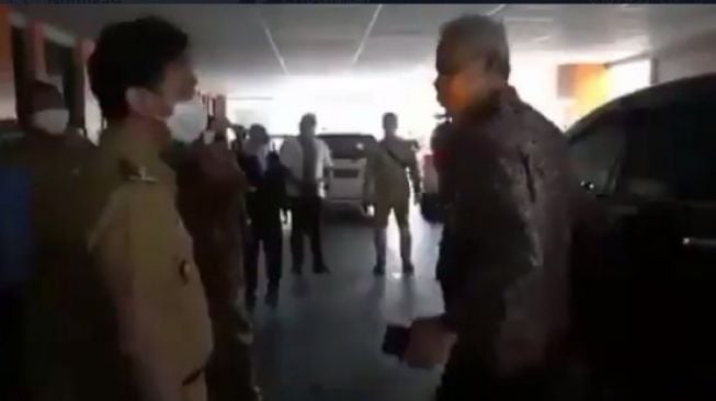 Viral Video Ganjar Pranowo Sebut Baju Dinas Wali Kota Gibran Belum Dicuci