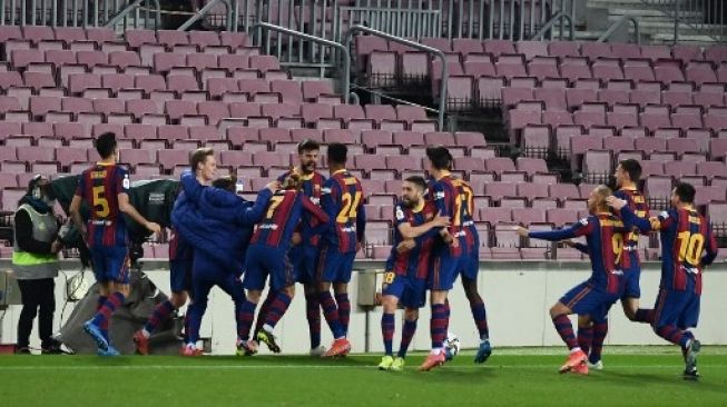 Reaksi pemain Barcelona usai mengalahkan Sevilla 3-0 di leg kedua semifinal Copa del Rey yang berlangsung di Camp Nou, Kamis (4/3/2021). [AFP]