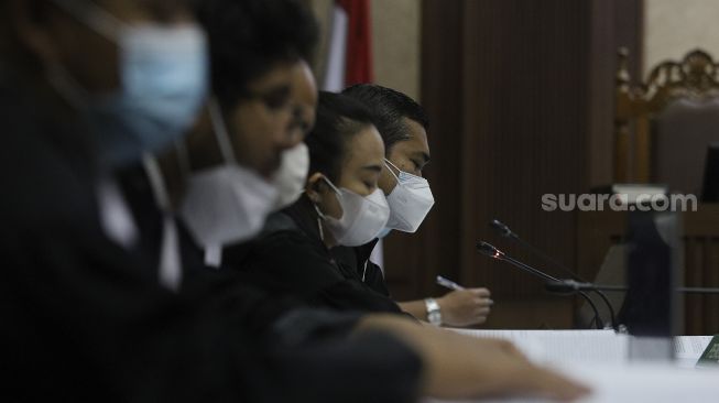 Tim penuntut umum memberikan keterangan saat sidang pembacaan tuntutan terdakwa kasus dugaan suap kepada jaksa dan perwira tinggi Polri serta pemufakatan jahat, Djoko Tjandra di Pengadilan Tipikor, Jakarta, Kamis (4/3/2021). [Suara.com/Angga Budhiyanto]