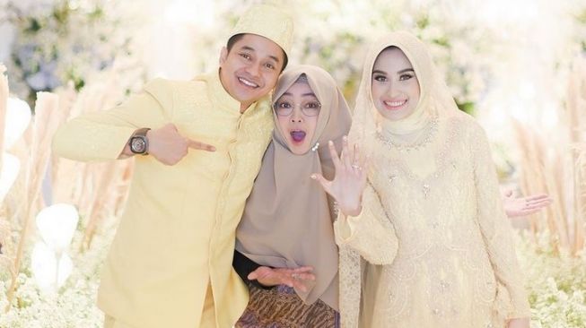 Rina Gunawan Berjasa Besar dalam Pernikahan Adly Fairuz - Angbeen Rishi