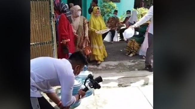 Emak-emak Santuy Lewat saat Pengantin Difoto, Tamu Undangan Geregetan