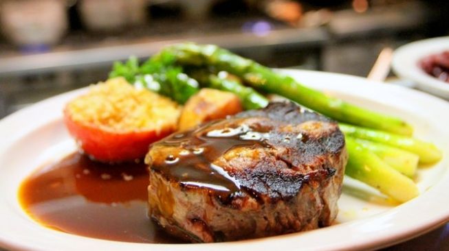 Cara Seru Menikmati Menu Steak di Restoran Bersama Keluarga