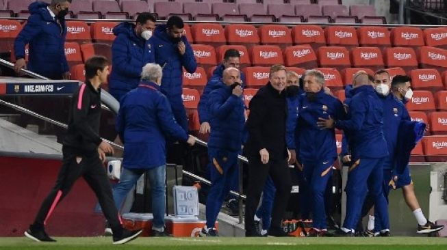 Reaksi pelatih Barcelona Ronald Koeman usai timnya mengalahkan Sevilla 3-0 di leg kedua semifinal Copa del Rey yang berlangsung di Camp Nou, Kamis (4/3/2021). [AFP]