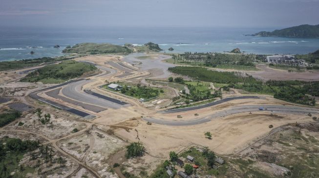 Foto udara pembangunan lintasan sirkuit proyek Mandalika International Street Circuit di Kawasan Ekonomi Khusus (KEK) Mandalika, Pujut, Praya, Lombok Tengah, Nusa Tenggara Barat, Kamis (4/3/2021). ANTARA FOTO/Aprillio Akbar