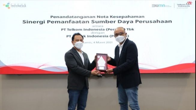 Direktur Enterprise & Business Service Telkom, Edi Witjara (kiri) dan Direktur Transformasi Bisnis Pupuk Indonesia, Panji Winanteya Ruky, Jakarta, Kamis (4/3/2021). (Dok : Telkom)