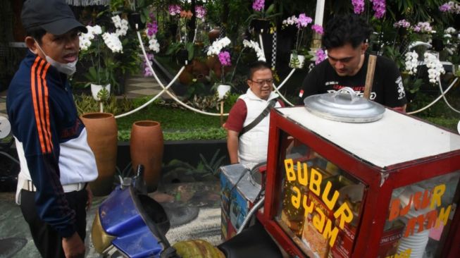 Dedi Mulyadi bertemu tukang bubur keliling berwajah tampan, ia salut (Facebook)