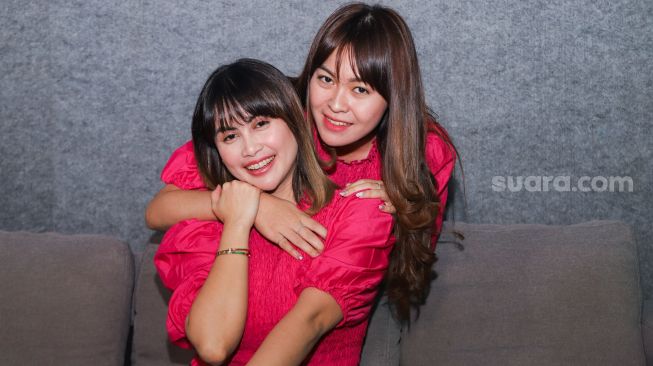 Ngehost Grand Final Bintang Suara, Duo Amor Siapkan Busana Seksi Elegan