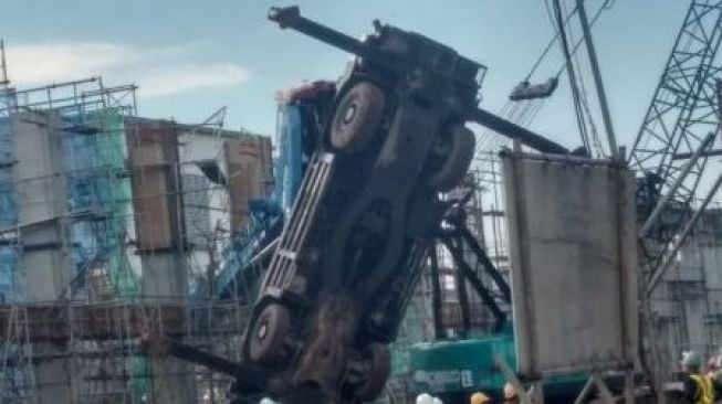 Diduga Langgar Keselamatan Kerja, Crane Proyek PT MFI Mendadak Terjungkal