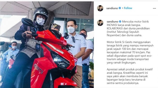 Sandiaga Uno tampak menjajal motor listrik Gesits (Instagram)