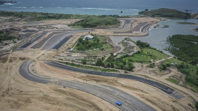 Foto udara pembangunan lintasan sirkuit proyek Mandalika International Street Circuit di Kawasan Ekonomi Khusus (KEK) Mandalika, Pujut, Praya, Lombok Tengah, Nusa Tenggara Barat, Kamis (4/3/2021).  ANTARA FOTO/Aprillio Akbar