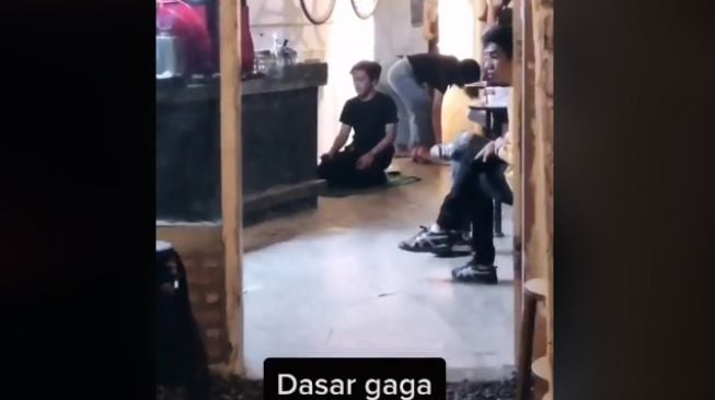 Aksi pemuda salat di kafe yang ramai pengunjung (tiktok.com/@fakdim3)