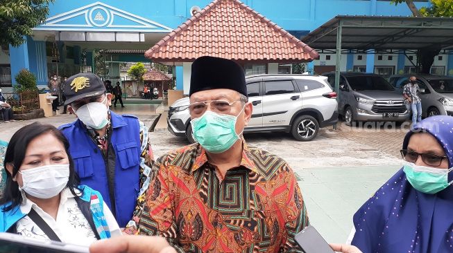 Wakil Wali Kota Tangsel Benyamin Davnie saat meninjau vaksinasi guru di SMPN 4 Pamulang, Kamis (4/3/2021). [Suara.com/Wivy]