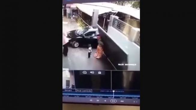 Viral Ibu dan Anak Tertimpa Gerbang Hingga Tewas, Videonya Bikin Miris