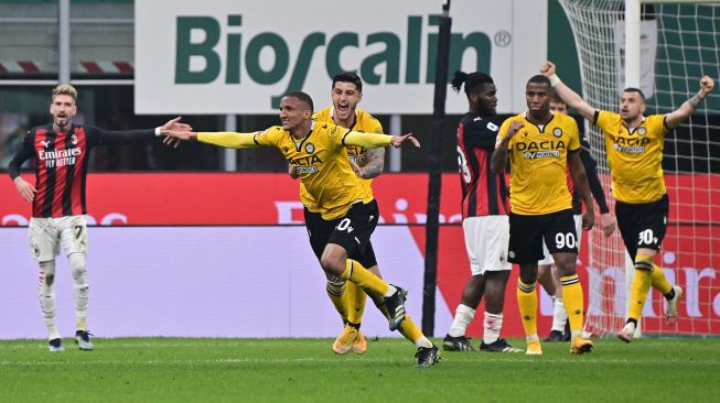 Para pemain Udinese merayakan gol pembukaan skor selama pertandingan sepak bola Serie A Italia AC Milan melawan  Udinese di Stadion San Siro, Kamis (4/3/2021) dini hari WIB. MIGUEL MEDINA / AFP