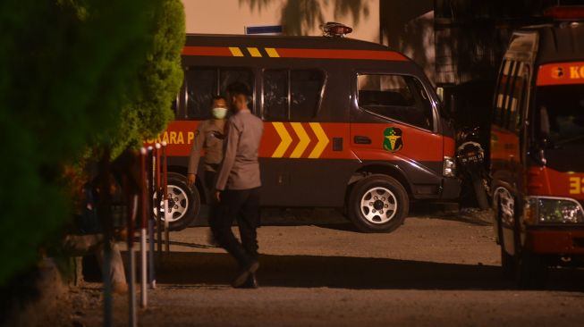 Sejumlah polisi berada disekitar kamar jenazah Rumah Sakit Bhayangkara, Palu, Sulawesi Tengah, Rabu (3/3/2021).  ANTARA FOTO/Mohamad Hamzah  
