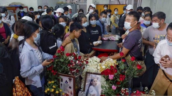 Sejumlah orang menghadiri proses pemakaman Kyal Sin (19) alias Angel, seorang pengunjuk rasa yang tewas tertembak oleh pihak militer saat berunjuk rasa menentang kudeta militer di Mandalay, Myanmar, Kamis (4/3/2021). ANTARA FOTO/REUTERS/Stringer/wsj.