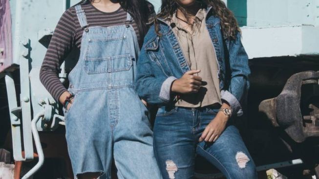 Tips Padu Padan Barrel Jeans Longgar yang Nyaman Dipakai 