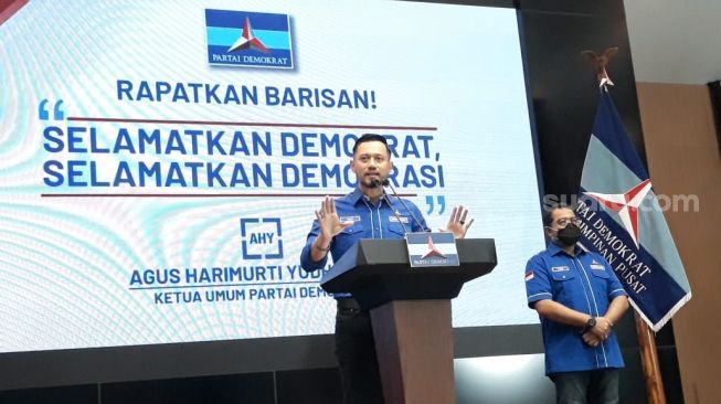 Agus Harimurti Yudhoyono atau AHY menggelar konferensi pers di kantor DPP Partai Demokrat, untuk merespons Kongres Luar Biasa PD di Sibolangit, Deli Serdang, Sumatera Utara, Jumat (5/3/2021). [Suara.com/Novian Ardiansyah]