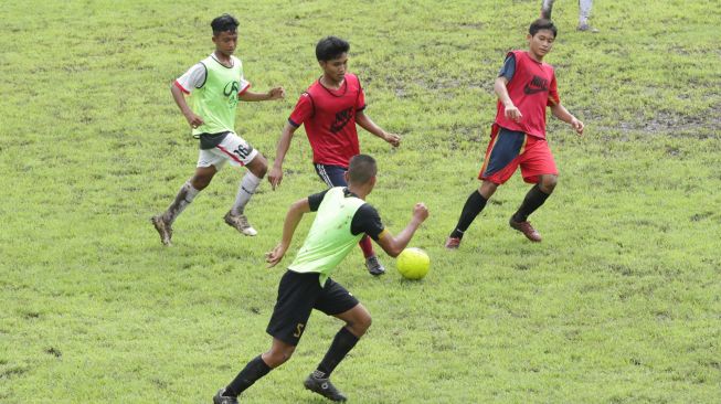 Peserta seleksi Timnas U-16 berlatih di Stadion Diponegoro, Banyuwangi, Jawa Timur, Jumat (5/3/2021). ANTARA FOTO/Budi Candra Setya