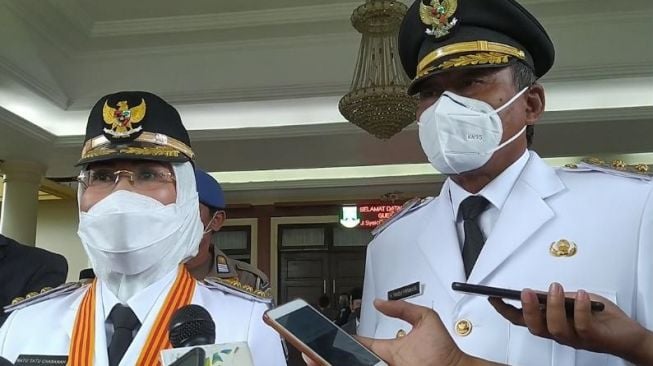 Bupati Serang Ratu Tatu Chasanah dan Wakil Bupati Serang Pandji Tirtayasa memberi keterangan pers usai pelantikan. [Suara.com/Hairul Alwan]