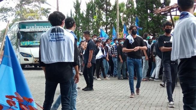 Massa Berbaju Moeldoko Ketua Umum Partai Demokrat Membludak di KLB