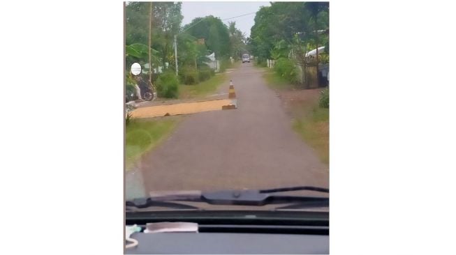 Aksi jemur gabah di jalan bikin pemobil heran (Instagram)