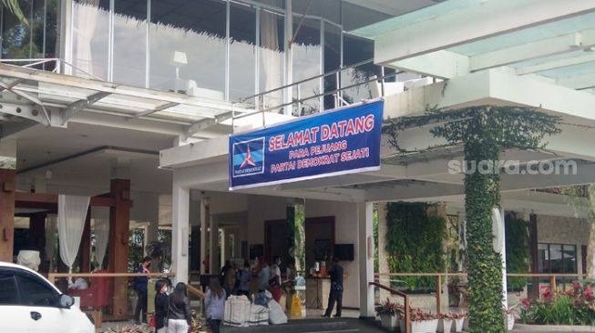 Spanduk 'Para Pejuang Partai Demokrat Sejati' terpasang di lokasi KLB Demokrat. [Suara.com/Muhlis]