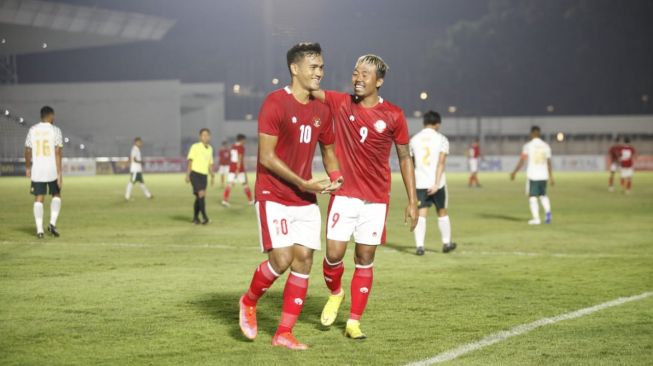 Selebrasi Kushedya Hari Yudo dan M Rafli usai Timnas Indonesia U-23 bobol gawang Tira Persikabo pada pertandingan uji coba di Stadion Madya, Jakarta, Jumat (5/3/2021) (dok. PSSI Pers).