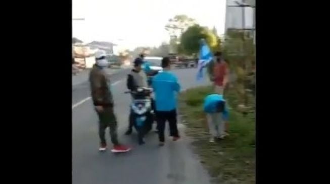 Aksi memanas jelang KLB Partai Demokrat di Deli Serdang, Sumatera Utara. Spanduk Moeldoko dicopot dan dibuang. Moeldoko adalah calon ketua umum Partai Demokrat yang ingin gusur AHY. 