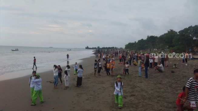 Mandi-mandi Pulang Mengaji, Bocah 11 Tahun Terseret Ombak Pantai Padang