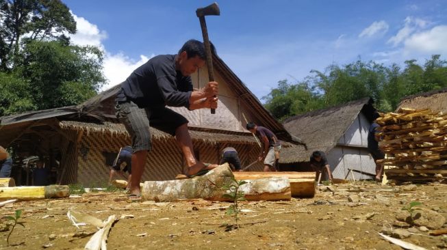 Narman, pemuda Baduy saat menjalani aktivitas di rumahnya. [Dok. pribadi]