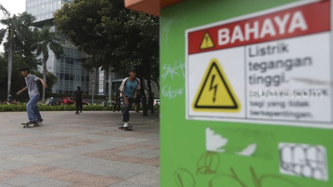 Sejumlah anak bermain papan luncur (skateboard) di trotoar kawasan Bundaran HI, Jakarta, Jumat (5/3/2021). [Suara.com/Angga Budhiyanto]