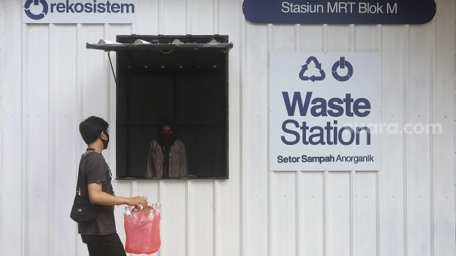 Warga membawa sampah anorganik untuk disetorkan di drop point rekosistem yang berada di Stasiun MRT Blok M, Jakarta, Jumat (5/3/2021). [Suara.com/Angga Budhiyanto]