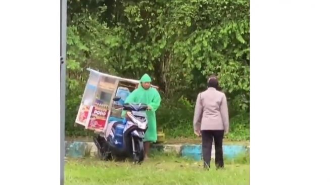 Viral Penjual Burger Keliling Tolak Bantuan Polwan, Padahal Motornya Mogok