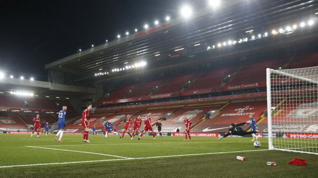 Gelandang Chelsea Mason Mount mencetak gol pembuka selama pertandingan sepak bola Liga Premier Inggris antara Liverpool melawan Chelsea di Anfield, Liverpool, Inggris, Jumat (5/3/2021) dini hari WIB.  PHIL NOBLE / POOL / AFP