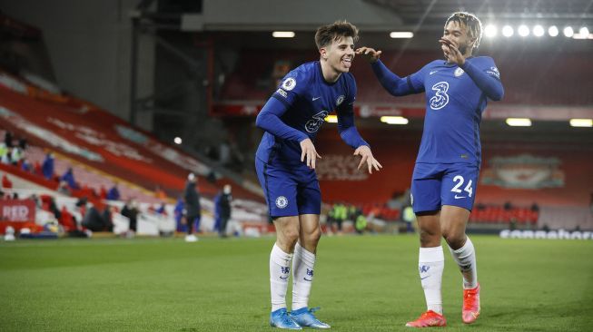 Gelandang Chelsea Mason Mount merayakan gol pembuka selama pertandingan sepak bola Liga Premier Inggris antara Liverpool melawan Chelsea di Anfield, Liverpool, Inggris, Jumat (5/3/2021) dini hari WIB.
PHIL NOBLE / POOL / AFP
