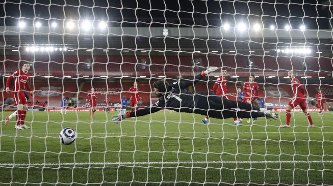 Gelandang Chelsea Mason Mount mencetak gol pembuka selama pertandingan sepak bola Liga Premier Inggris antara Liverpool melawan Chelsea di Anfield, Liverpool, Inggris, Jumat (5/3/2021) dini hari WIB.  PHIL NOBLE / POOL / AFP