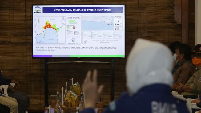 Kepala Badan Meteorologi, Klimatologi, dan Geofisika Indonesia Dwikorita Karnawati (kiri) memaparkan hasil modeling kegempaan di Pendopo, Banyuwangi, Jawa Timur, Kamis (4/3/2021). ANTARA FOTO/Budi Candra Setya