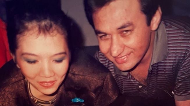 Raline Shah mengunggah foto masa kecil bersama ayah dan ibunya. [Instagram]