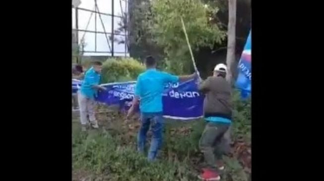 Aksi memanas jelang KLB Partai Demokrat di Deli Serdang, Sumatera Utara. Spanduk Moeldoko dicopot dan dibuang. Moeldoko adalah calon ketua umum Partai Demokrat yang ingin gusur AHY. 